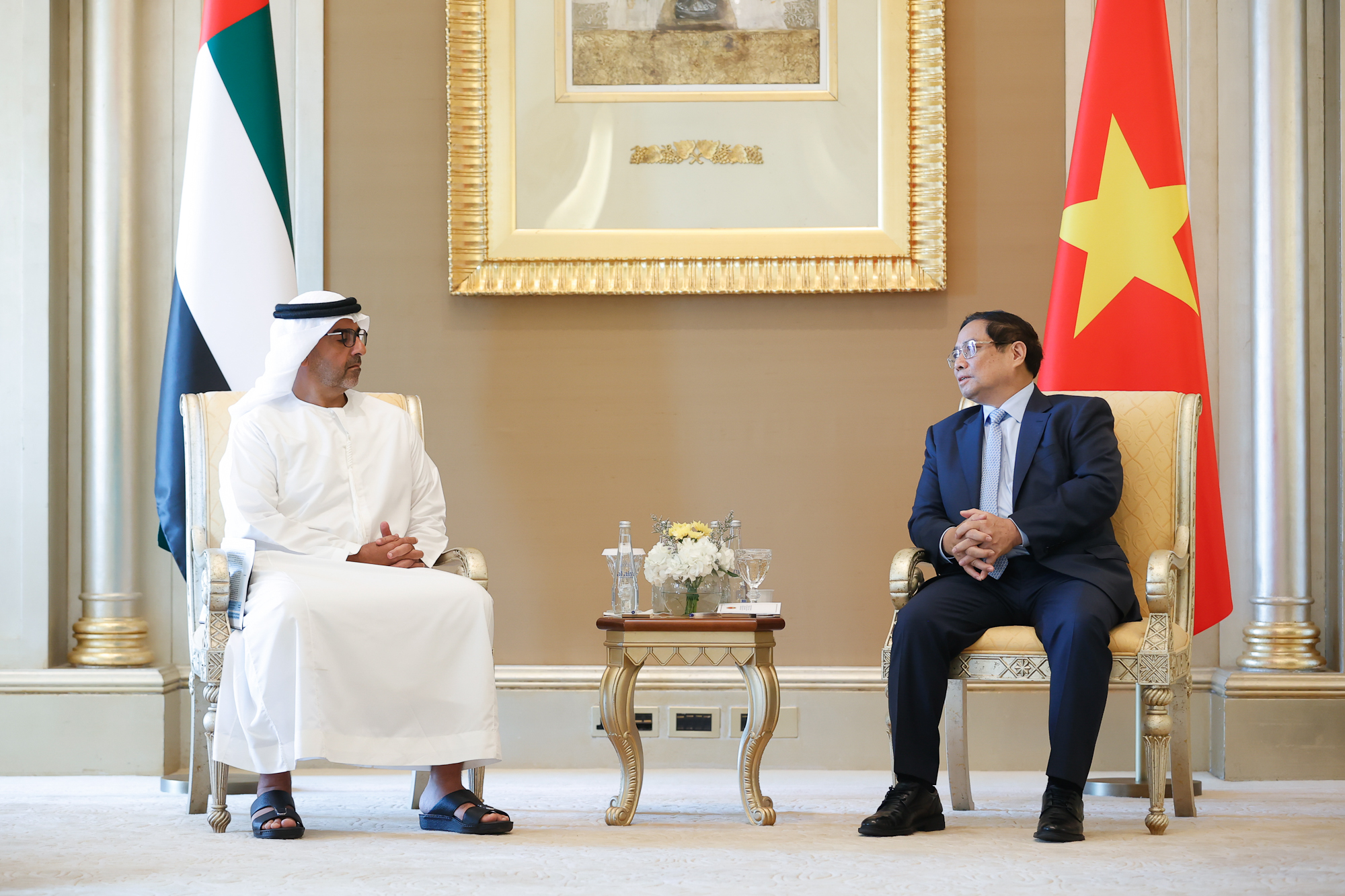 Thủ tướng Phạm Minh Chính và ông Sheikh Hamed Bin Zayed Al Nahyan - Ảnh: VGP