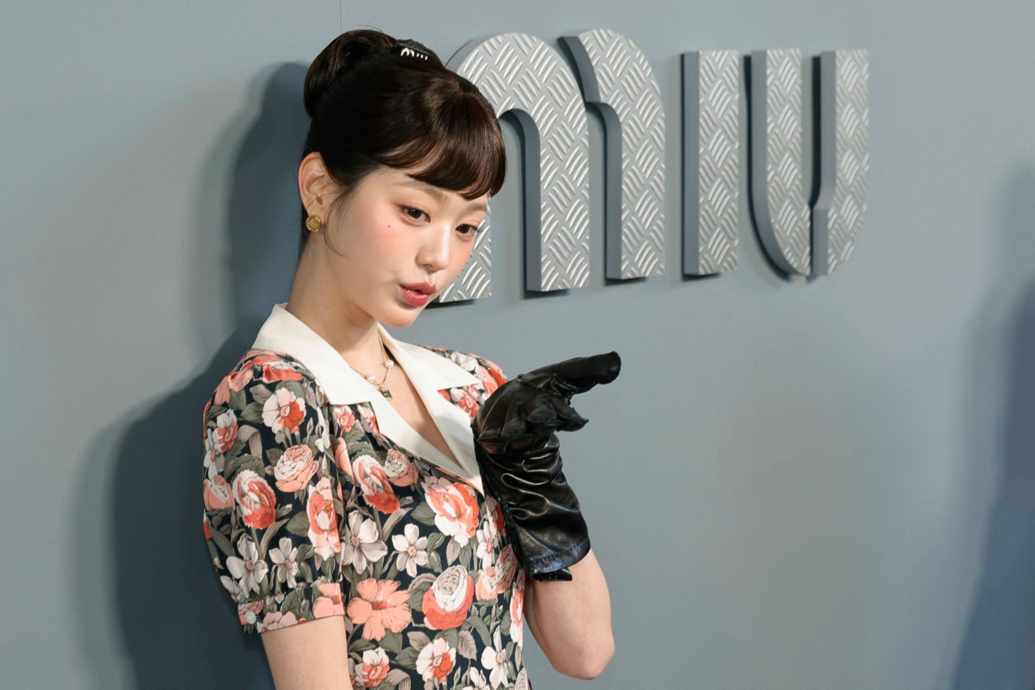 Việc Miu Miu lựa chọn Jang Wonyoung làm Đại sứ thương hiệu là một minh chứng cho sự nhạy bén trong việc nắm bắt xu hướng và thị hiếu của thế hệ mới.