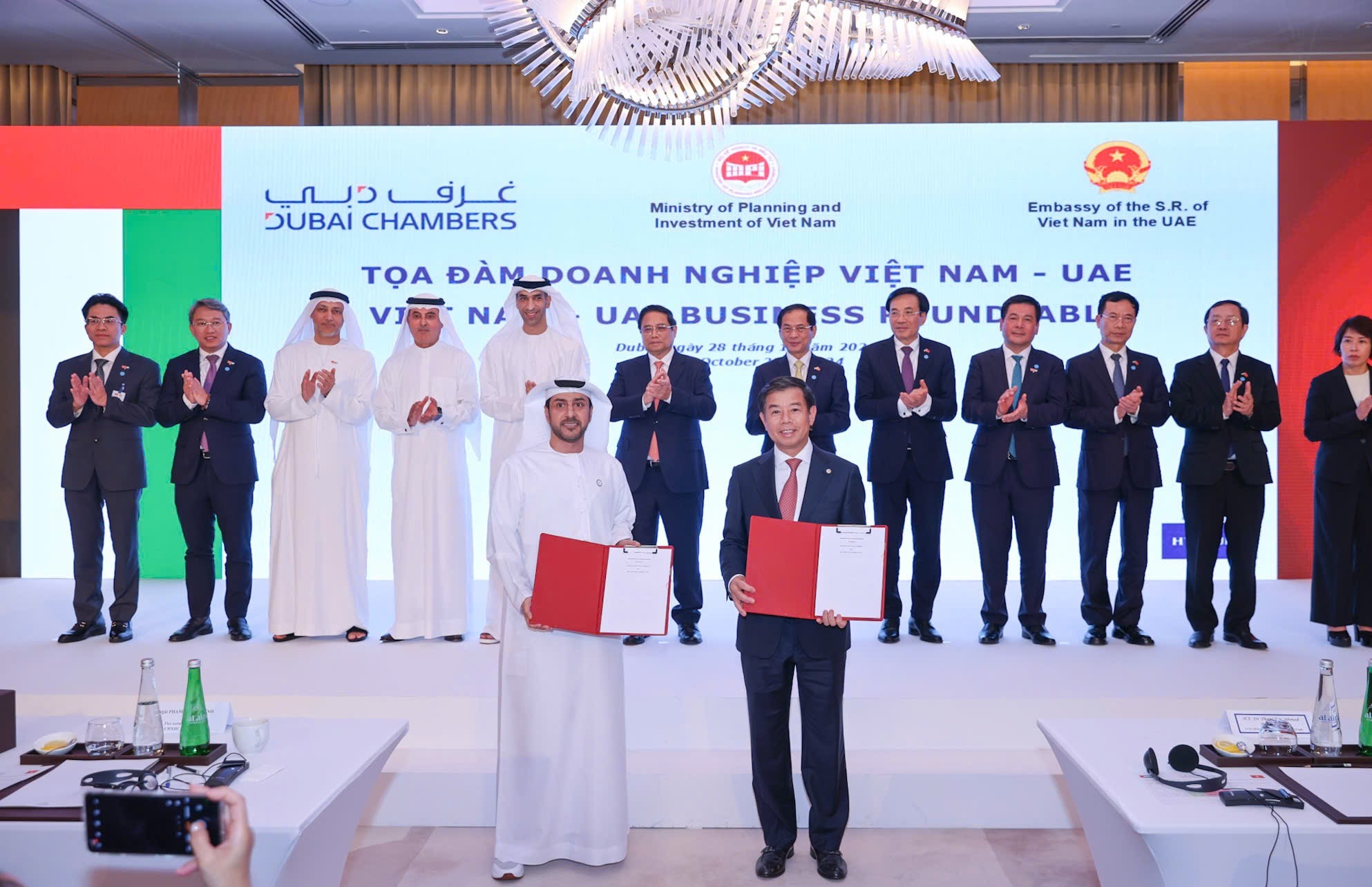 Ông Nguyễn Việt Quang, Phó Chủ tịch Vingroup và đại diện AD Ports Group trao MOU trước sự chứng kiến của Thủ tướng Chính phủ Phạm Minh Chính.