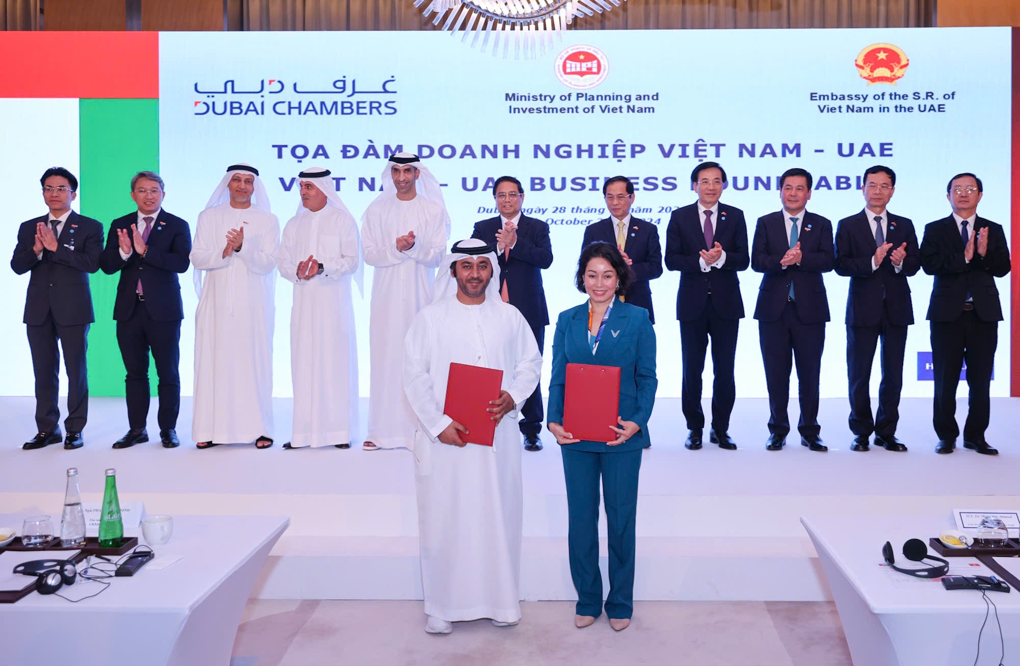 B&agrave; L&ecirc; Thị Thu Thủy, Ph&oacute; Chủ tịch Vingroup v&agrave; đại diện Emirates Driving Company (EDC) k&yacute; MOU tại UAE.