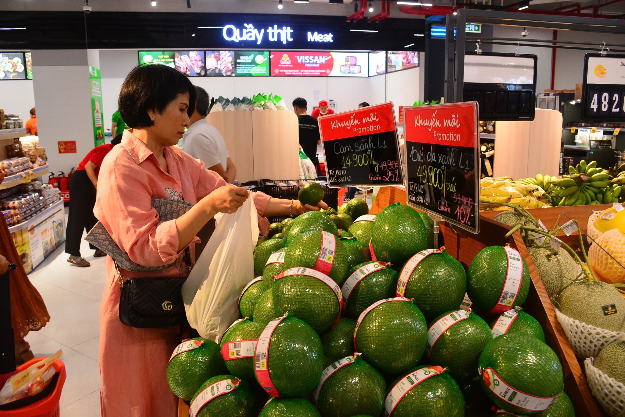 B&ecirc;n cạnh mức giảm của nh&agrave; cung cấp, c&aacute;c si&ecirc;u thị c&ograve;n triển khai mức giảm ri&ecirc;ng, vừa hỗ trợ người ti&ecirc;u d&ugrave;ng, vừa tạo lợi thế cạnh tranh.