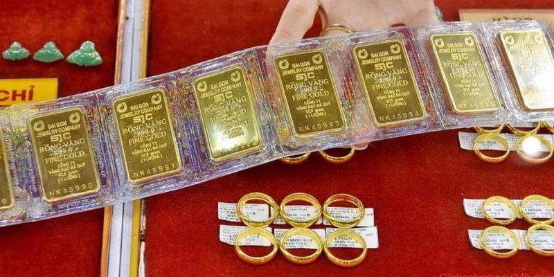Giá vàng bán ra trong nước chỉ còn cách mức đỉnh từng thiết lập ngày 10/5 là 2,4 triệu đồng/lượng.