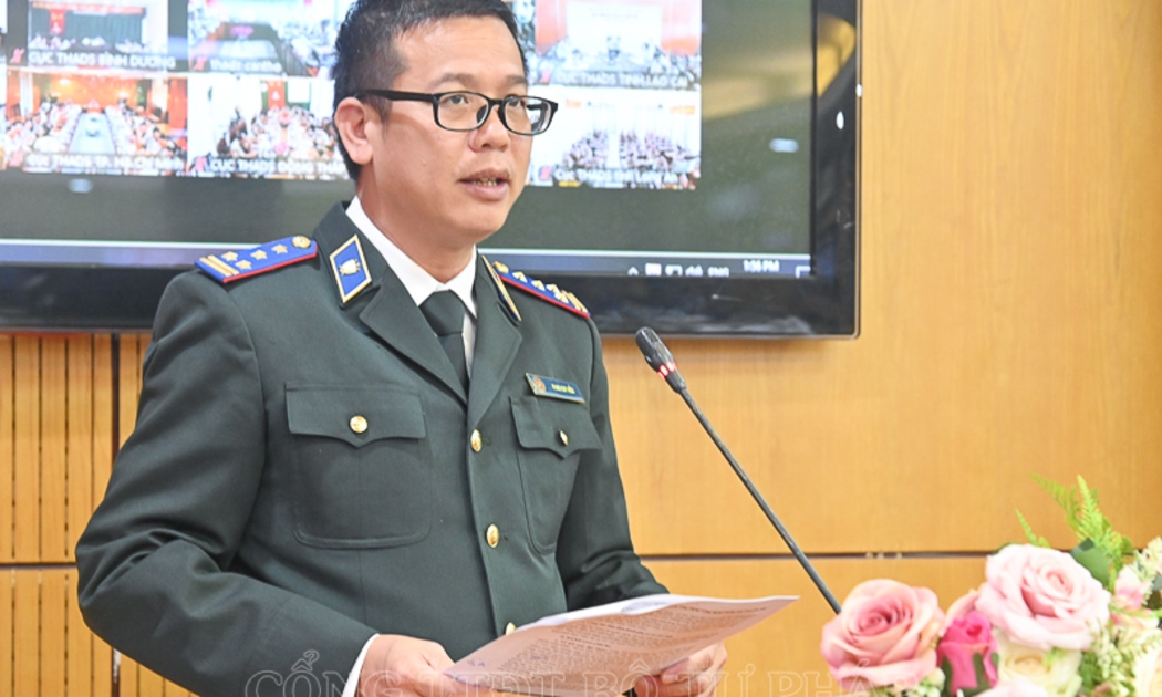 Chánh Văn phòng Tổng cục Thi hành án dân sự Phan Huy Hiếu báo cáo tại hội nghị. Ảnh: MOET.