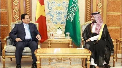 PM holds talks with Saudi Arabian counterpart