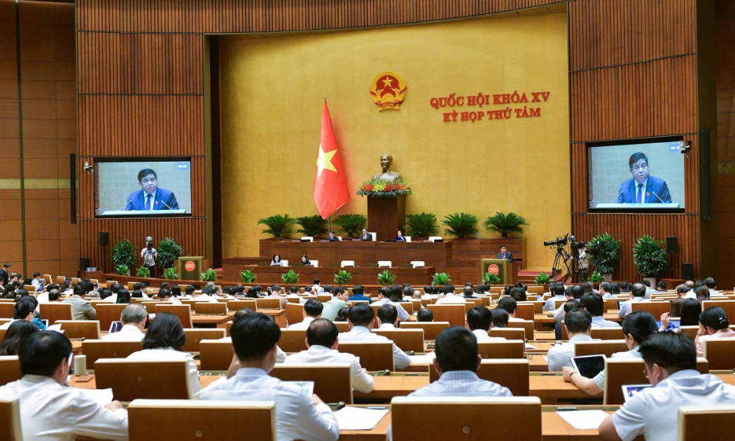 Bộ trưởng Bộ Kế hoạch và Đầu tư Nguyễn Chí Dũng trình bày Tờ trình - Ảnh: Quochoi.vn