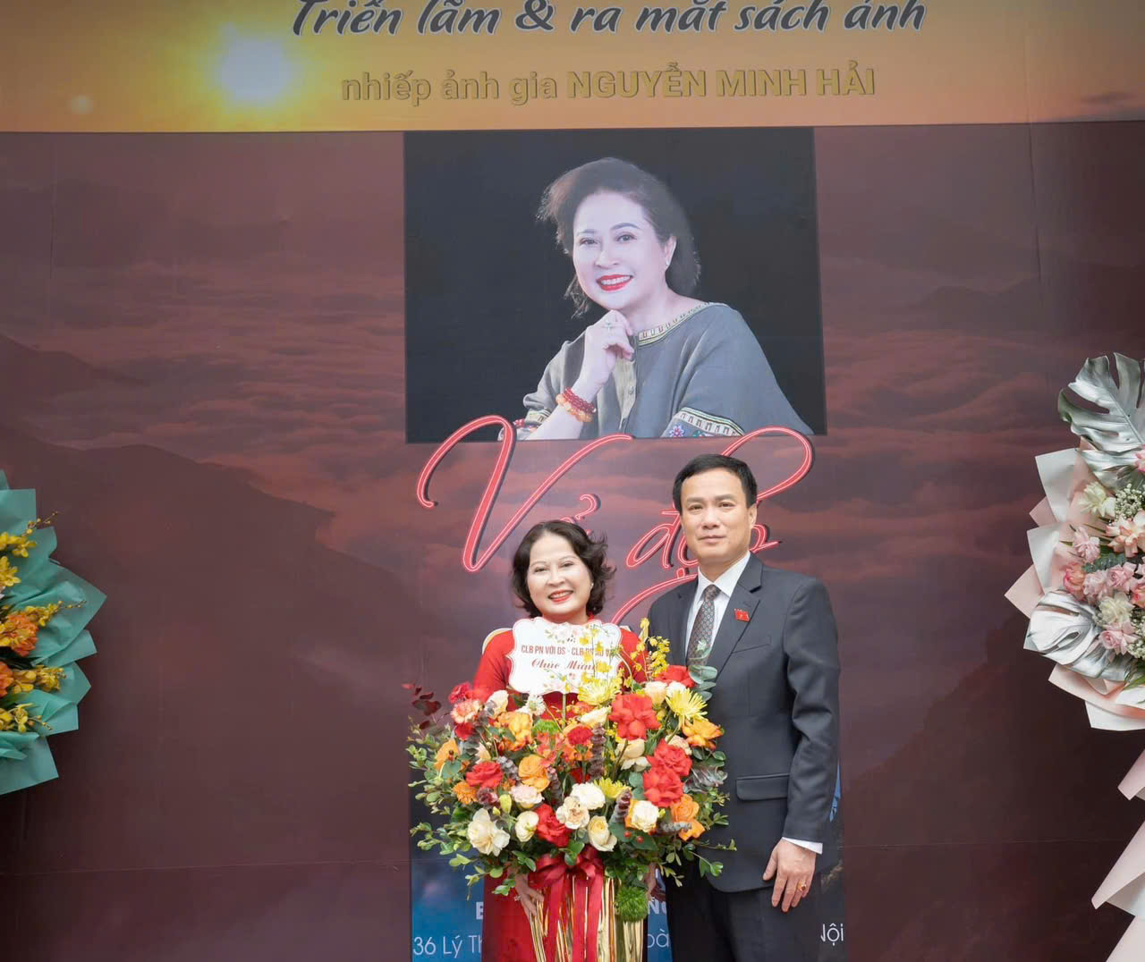 Ông Triệu Thế Hùng, Phó Chủ nhiệm Ủy ban Văn hóa, Giáo dục của Quốc hội chúc mừng Nhiếp ảnh gia Minh Hải tại triển lãm.
