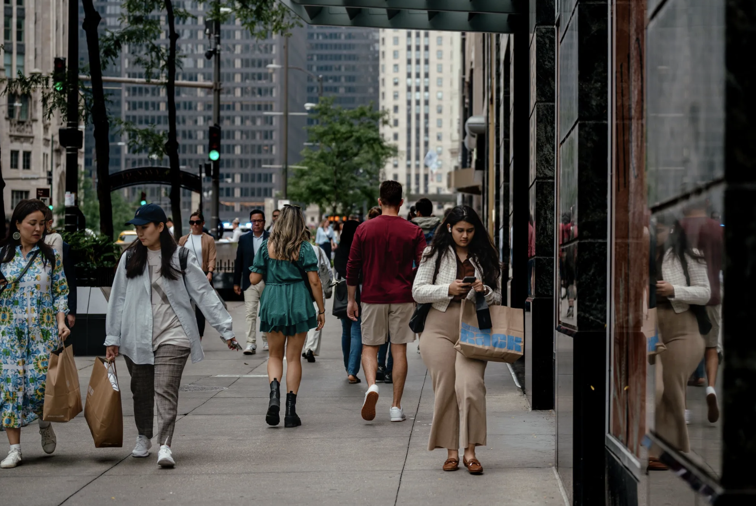 Tiêu dùng tiếp tục là động lực chính của tăng trưởng kinh tế Mỹ - Ảnh: Bloomberg.