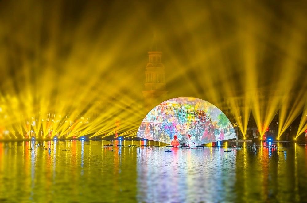Màn trình diễn ánh sáng ngoạn mục tại show 