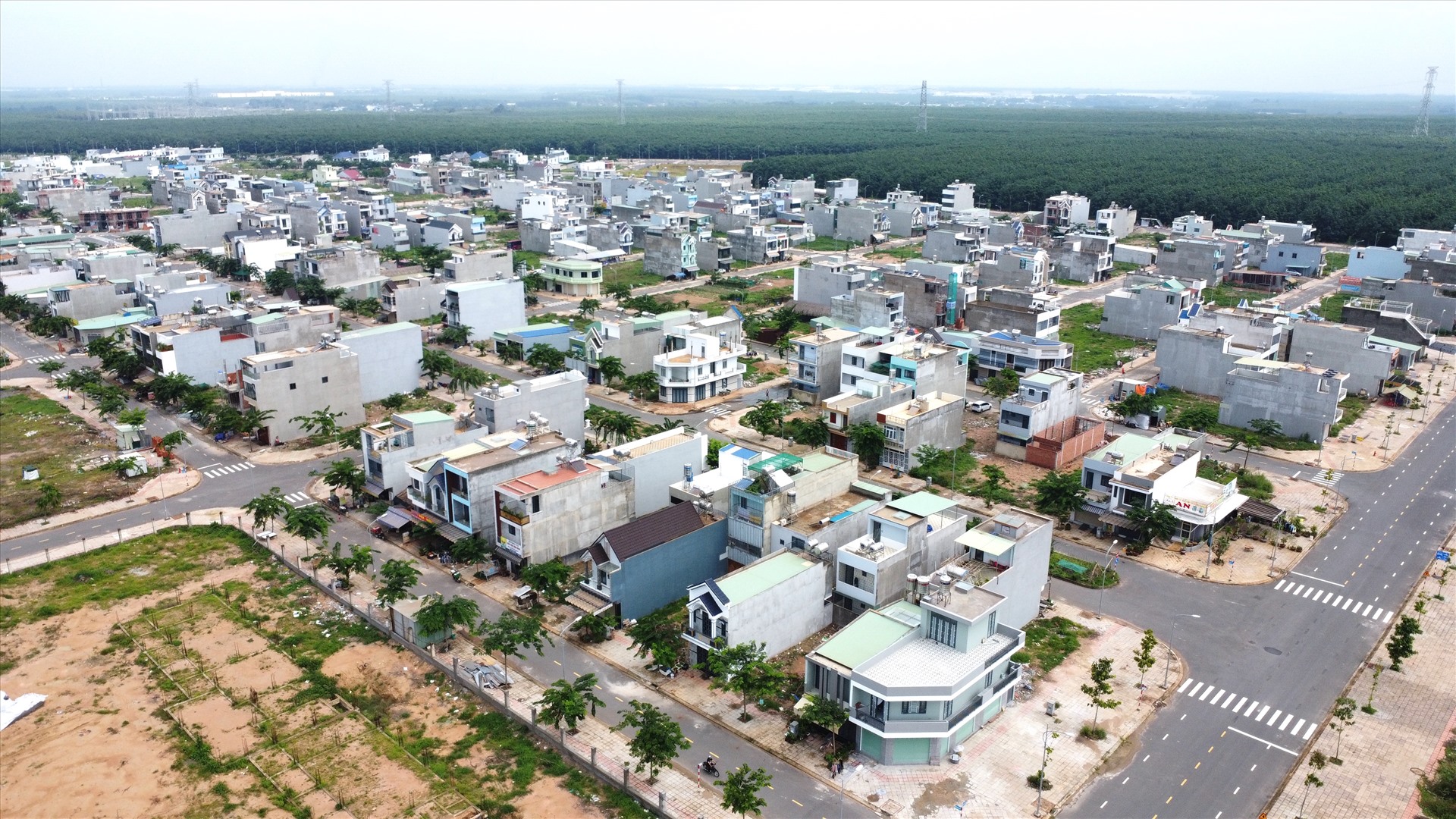 Nhà cửa khang trang của người dân tại khu tái định cư Lộc An - Bình Sơn 