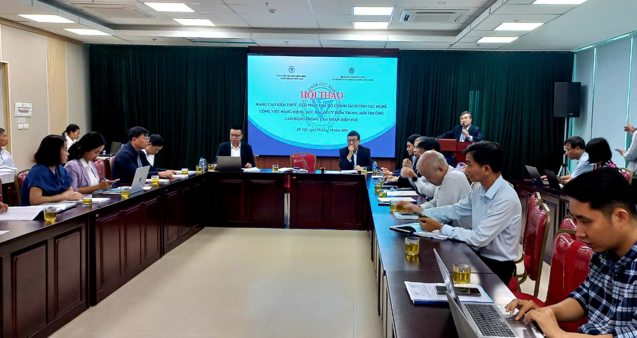 C&aacute;c chuy&ecirc;n gia chia sẻ tại hội thảo.