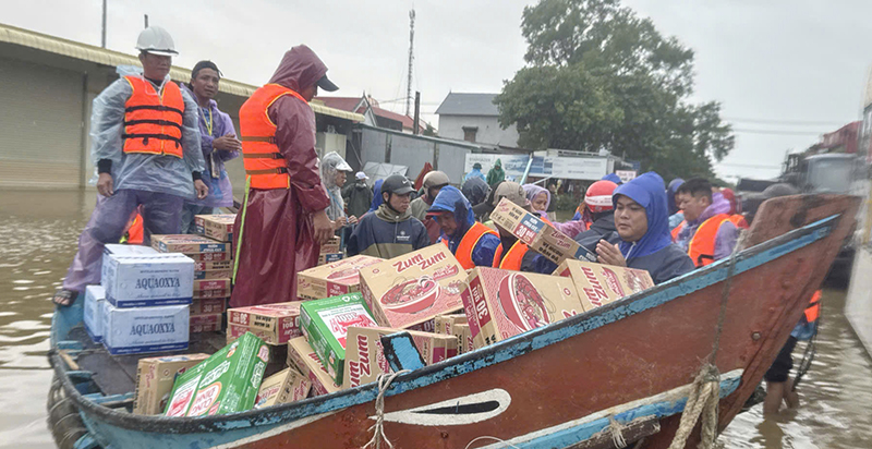 Những chuyến h&agrave;ng cứu trợ tiếp tục đến với người d&acirc;n v&ugrave;ng ngập lụt Lệ Thủy.