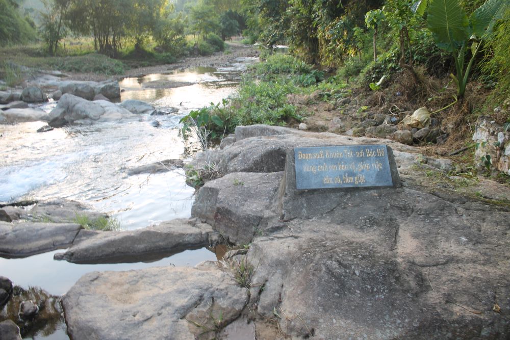 Suối Khuôn Tát - nơi Chủ tịch Hồ Chí Minh tắm giặt trong những năm tháng ở An Toàn Khu Định Hoá. Ảnh CK