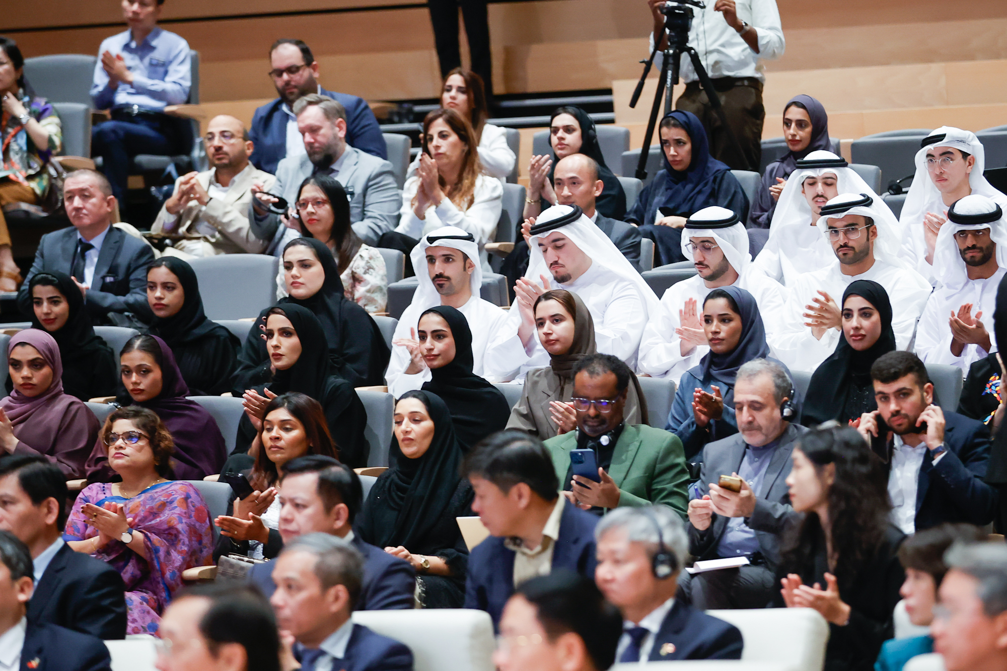 Hơn 200 sinh viên, giáo sư, quan chức Chính phủ UAE và đại diện ngoại giao đoàn tại Thủ đô Abu Dhabi có mặt tại Học viện Anwar Gargash. Ảnh: VGP.