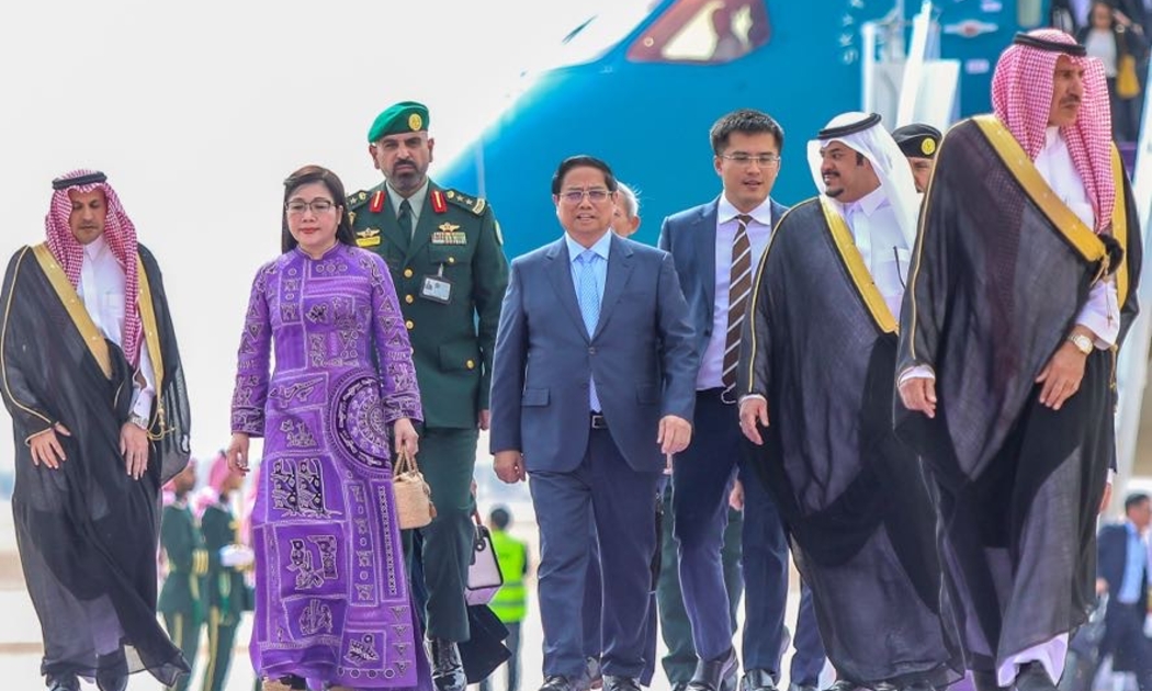 Đón Thủ tướng Phạm Minh Chính và Phu nhân cùng đoàn đại biểu cấp cao Việt Nam tại sân bay King Khalid có quan chức Chính phủ, Bộ Ngoại giao Saudi Arabia - Ảnh: VGP
