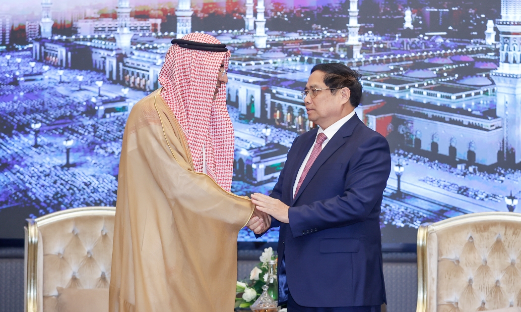 Thủ tướng Phạm Minh Chính và ông Sulaiman AIRumaih, Giám đốc Điều hành, và ông Mohammed Al-Obaid, Giám đốc Chiến lược Công ty SALIC - Ảnh: VGP