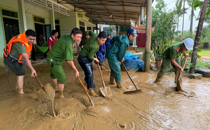 Lực lượng chức năng huyện Vĩnh Linh, Quảng Trị giúp dân dọn bùn non sau mưa lũ. 