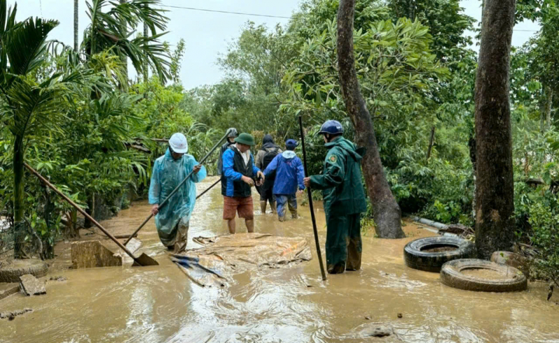 Các lực lượng tỉnh Quảng Trị cùng người dân dọn dẹp vệ sinh môi trường sau mưa lũ