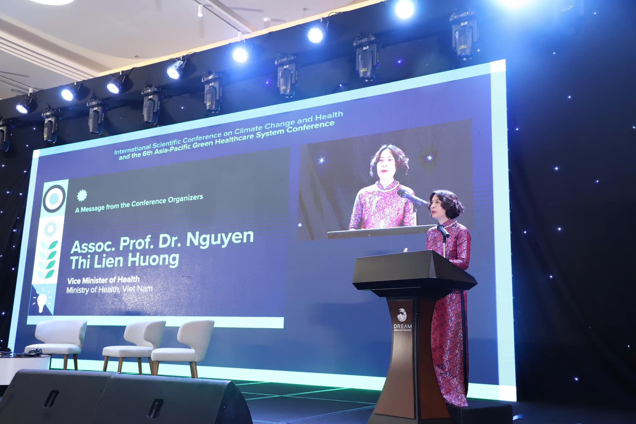 Thứ trưởng Bộ Y tế Nguyễn Thị Liên Hương phát biểu tại hội nghị. 