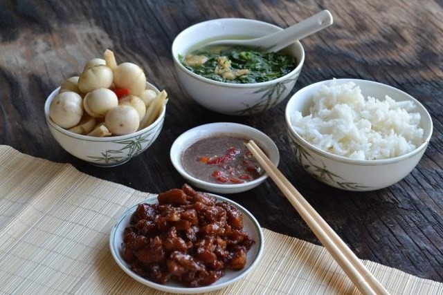 Cơm canh và dưa, cà muối là món ăn được nhiều người Việt ưa thích.