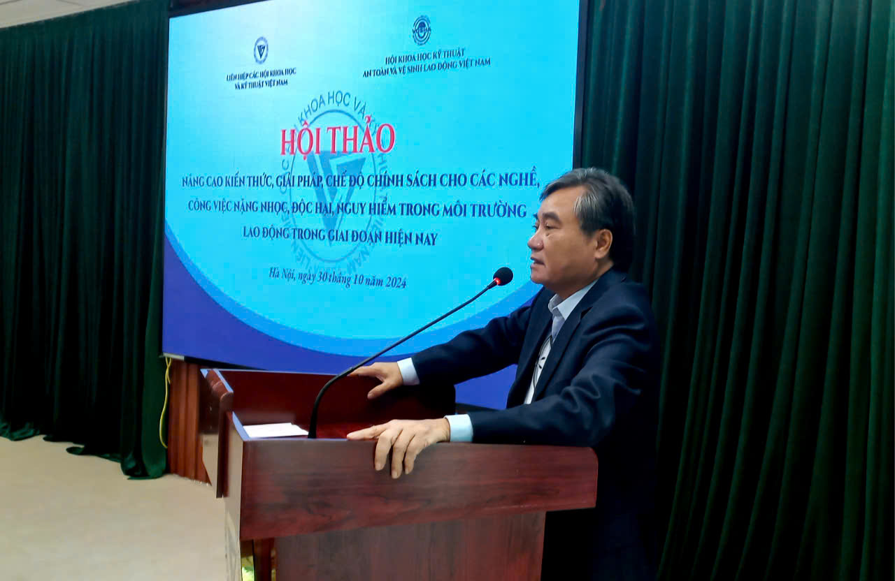 PGS. TS Phạm Quang Thao, Ph&oacute; Chủ tịch Li&ecirc;n hiệp C&aacute;c Hội Khoa học v&agrave; Kỹ thuật Việt Nam ph&aacute;t biểu tại hội thảo. Ảnh: Thu Hằng.