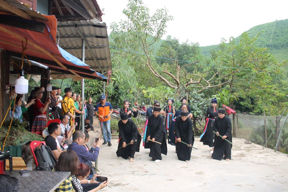 Múa Tắc xình của người Sán Chay ở huyện Phú Lương, Thái Nguyên. Ảnh: Chu Khôi.