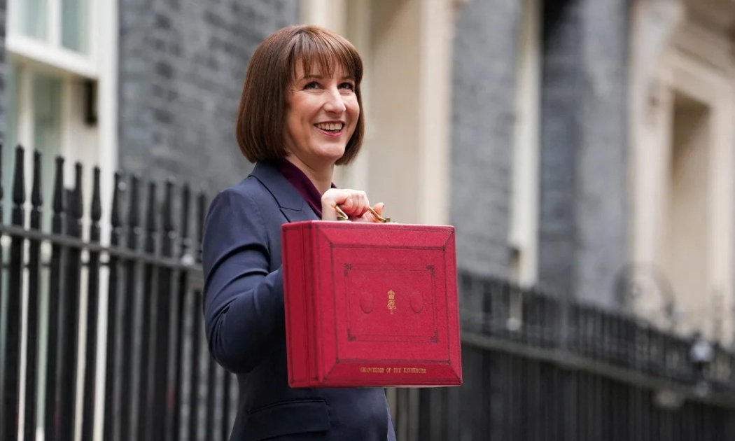Bộ trưởng tài chính Anh Rachel Reeves bên ngoài văn phòng trên phố Downing ở London ngày 30/10/2024 - Ảnh: Reuters