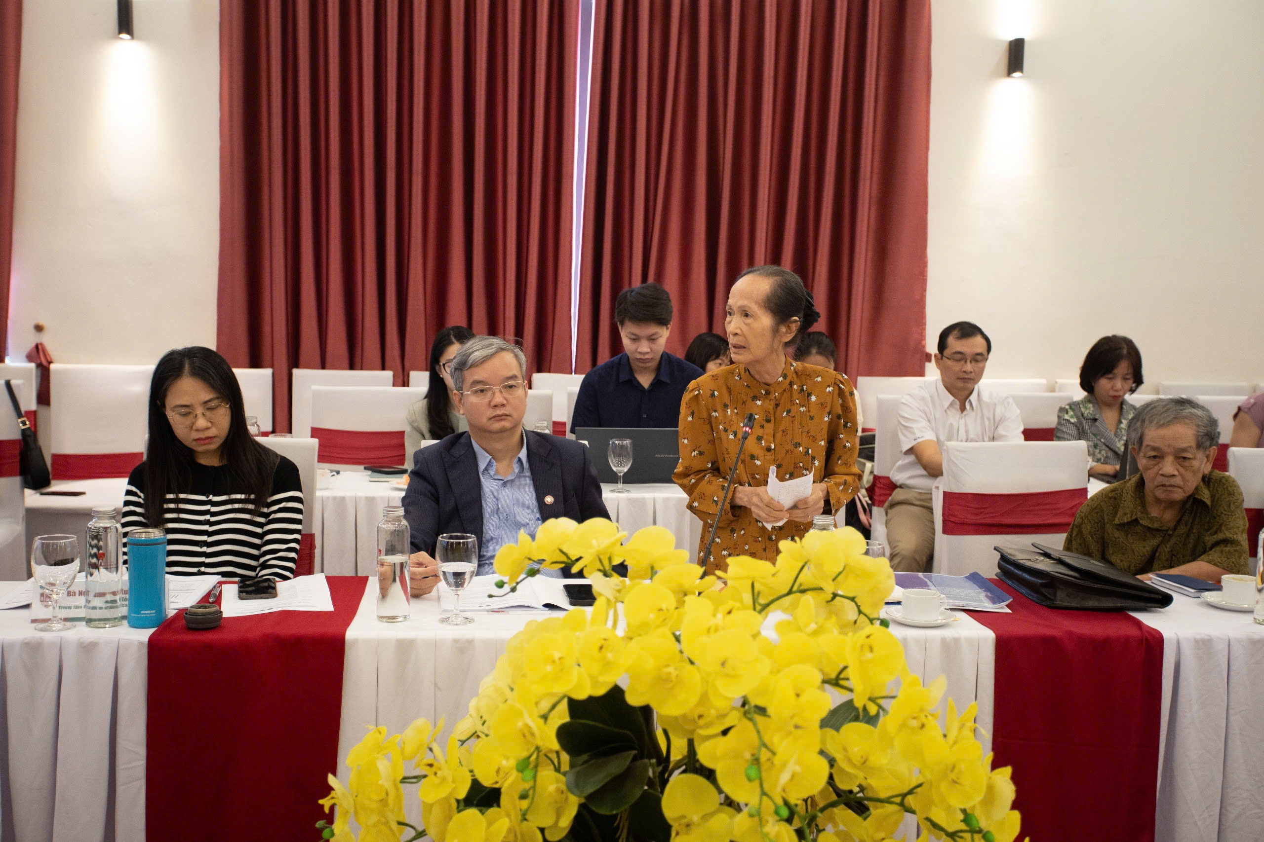 Các chuyên gia thảo luận tại Hội thảo khoa học với chủ đề “Tư duy tiếp cận và định hướng phát triển mới đối với khu vực kinh tế có vốn đầu tư nước ngoài trong nền kinh tế thị trường định hướng xã hội chủ nghĩa của Việt Nam”.