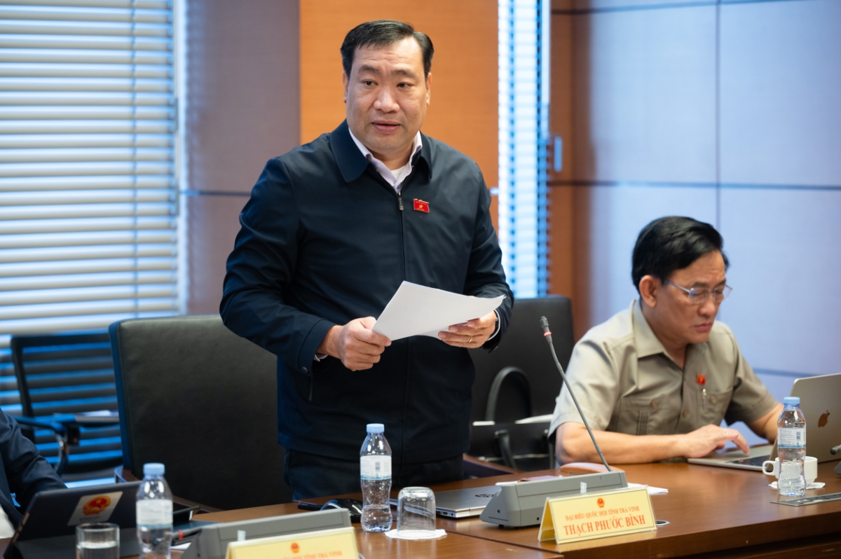 Đại biểu Thạch Phước B&igrave;nh, đo&agrave;n Tr&agrave; Vinh, ph&aacute;t biểu thảo luận tại Tổ.