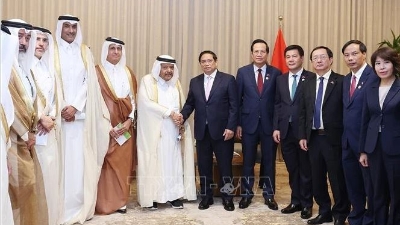 PM pledges to create optimal environment for Qatari investors