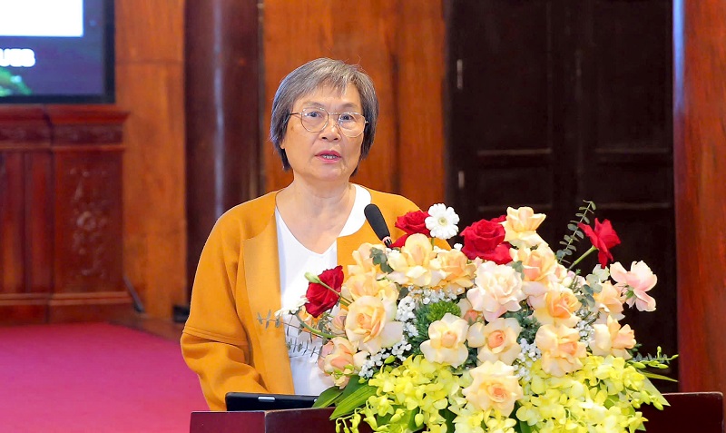 PGS.TS Nguyễn Hồng Thục công bố Đề án nghiên cứu “Lượng giá giá trị kinh tế Quần thể danh thắng Tràng An” tại hội nghị. Ảnh: Minh Đường.