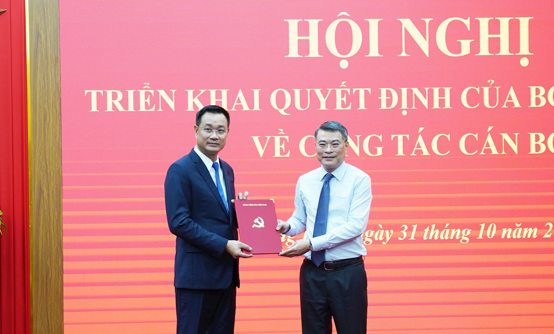 Trưởng ban Tổ chức Trung ương Lê Minh Hưng trao quyết định của Bộ Chính trị điều động, chỉ định ông Lê Ngọc Quang giữ chức Bí thư Tỉnh ủy Quảng Bình. Ảnh: X.T.