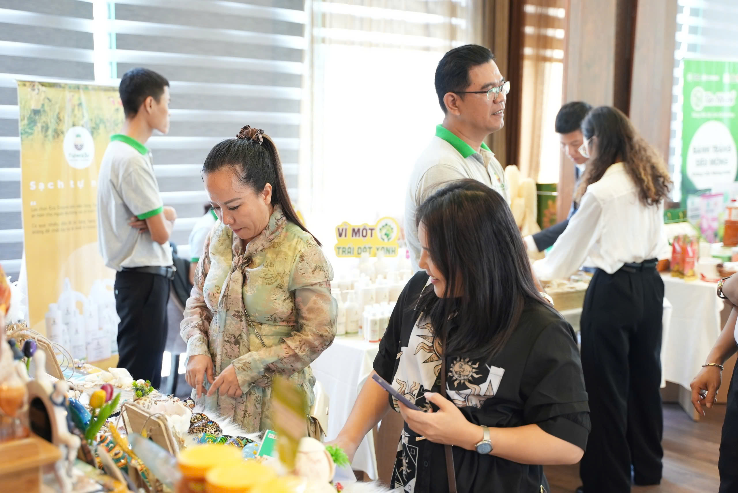 Người ti&ecirc;u d&ugrave;ng t&igrave;m hiểu sản phẩm từ c&aacute;c dự &aacute;n lọt v&agrave;o v&ograve;ng chung kết cuộc thi 