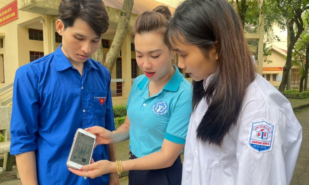Tuyên truyền tham gia bảo hiểm y tế cho học sinh. Ảnh: Duy Nguyễn.