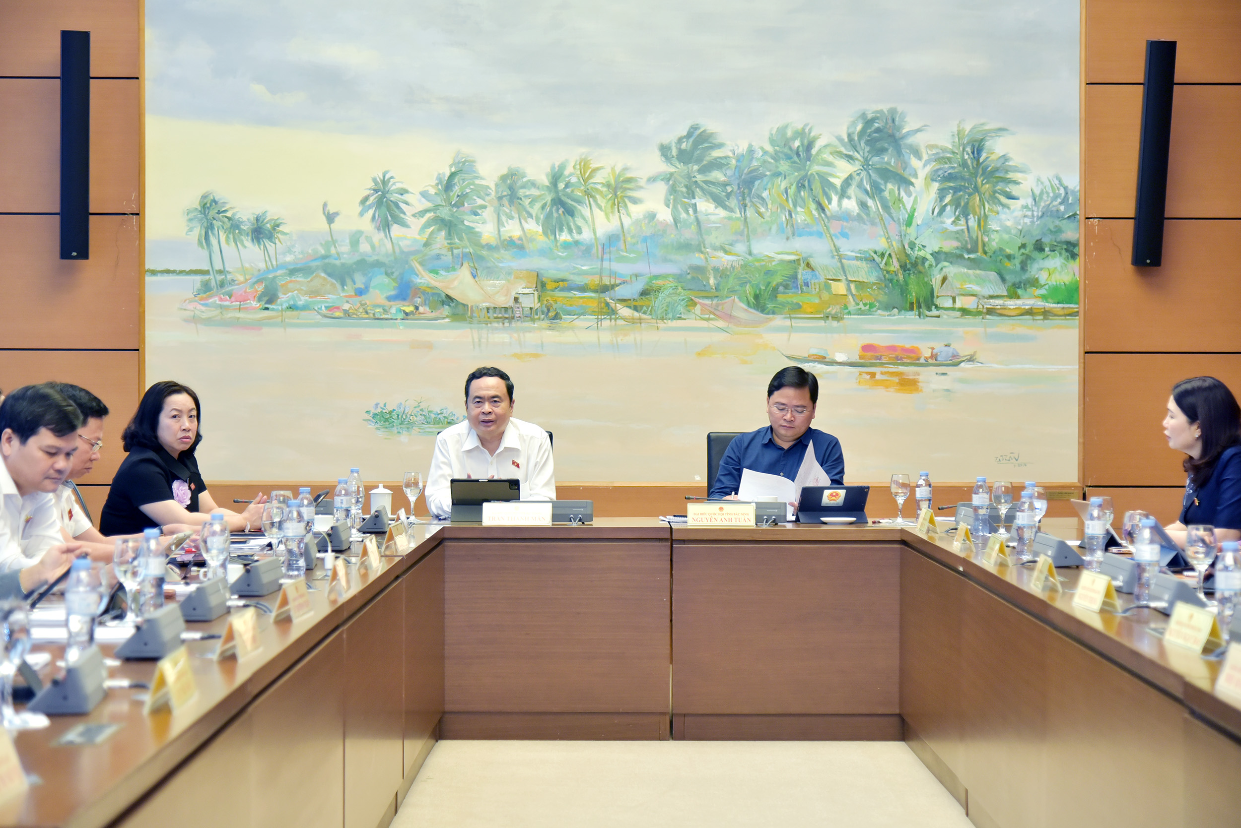 Chủ tịch Quốc hội Trần Thanh Mẫn dự phiên họp tại Tổ 13.