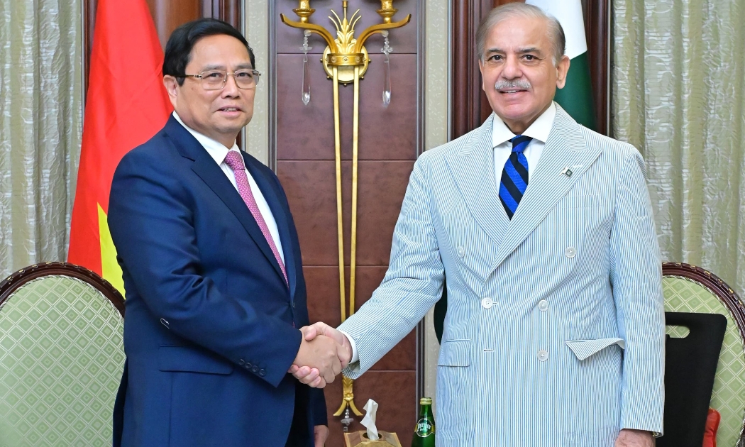 Thủ tướng Phạm Minh Chính và Thủ tướng Pakistan Shehbaz Sharif - Ảnh: VGP