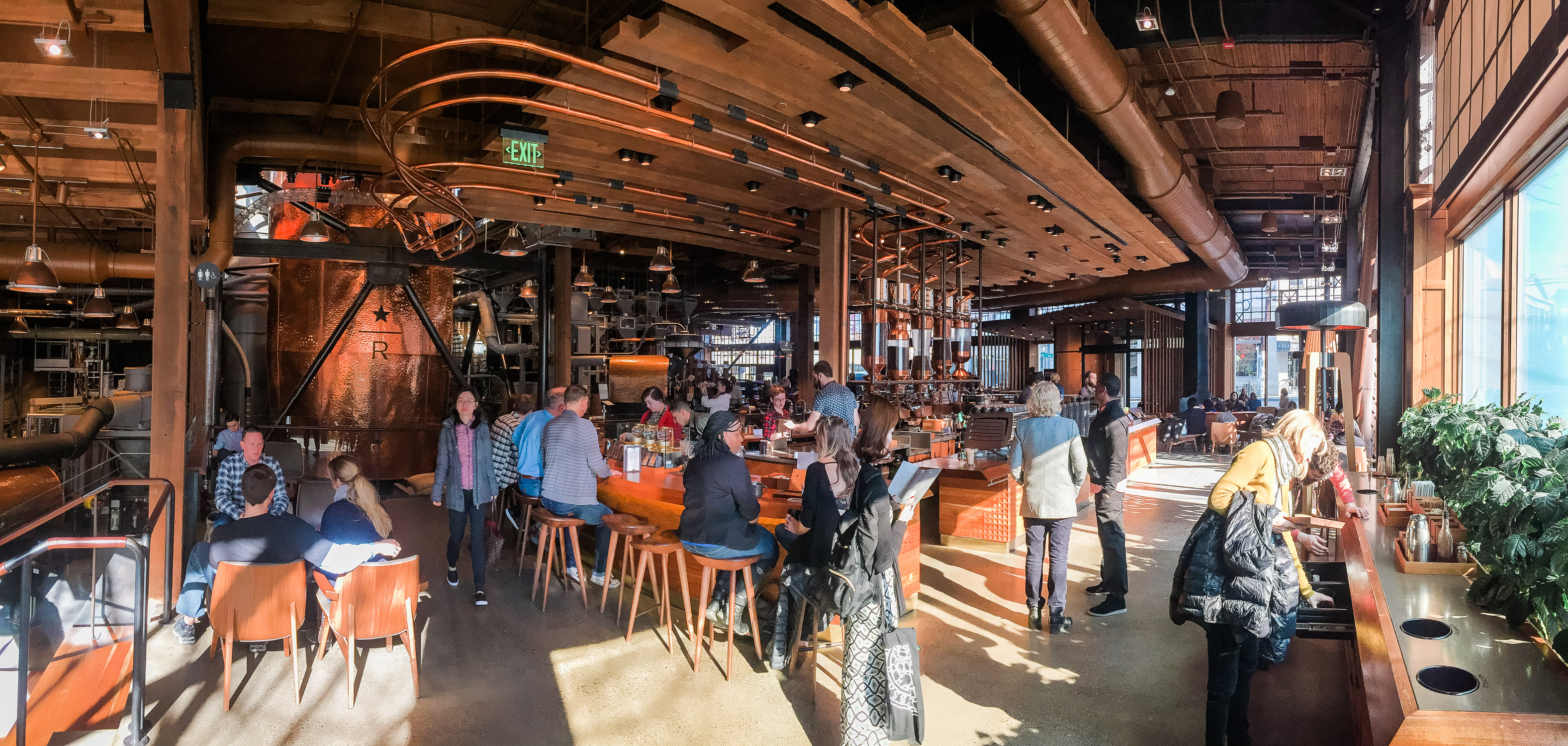 Starbucks quay lại với đặc trưng không gian thân thiện, một quán cà phê cộng đồng, nơi mọi người tụ tập...