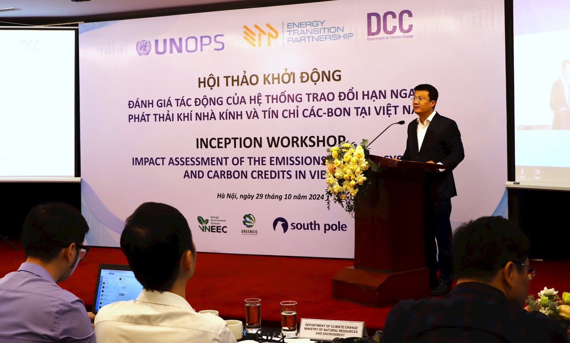 Ông Nguyễn Tuấn Quang, Phó Cục trưởng Cục Biến đổi khí hậu, Bộ Tài nguyên và Môi trường, phát biểu tại hội thảo.
