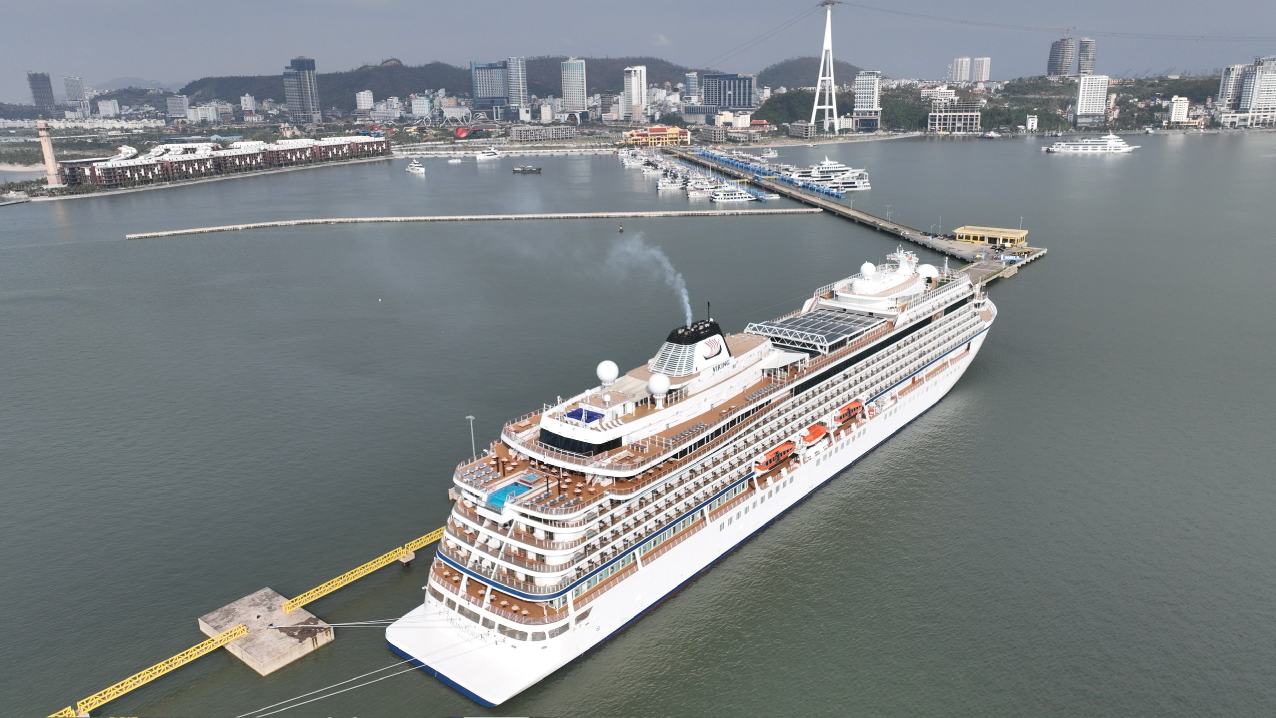 Tàu quốc tế Viking Orion dừng chân tại Hạ Long trong hành trình dọc châu Á.