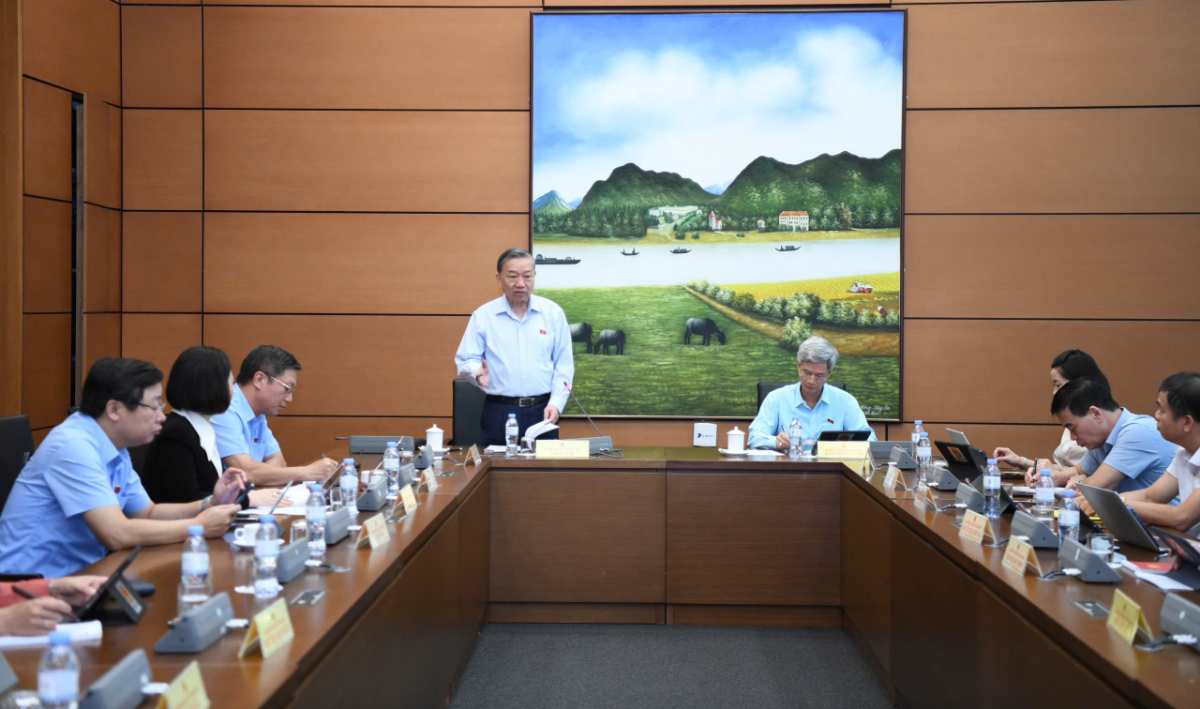 Tổng B&iacute; thư T&ocirc; L&acirc;m ph&aacute;t biểu&nbsp;định hướng một số nội dung li&ecirc;n quan đến tờ tr&igrave;nh của Ch&iacute;nh phủ về Đề &aacute;n th&agrave;nh lập th&agrave;nh phố Huế trực thuộc Trung ương tại phi&ecirc;n họp Tổ ng&agrave;y 31/10.