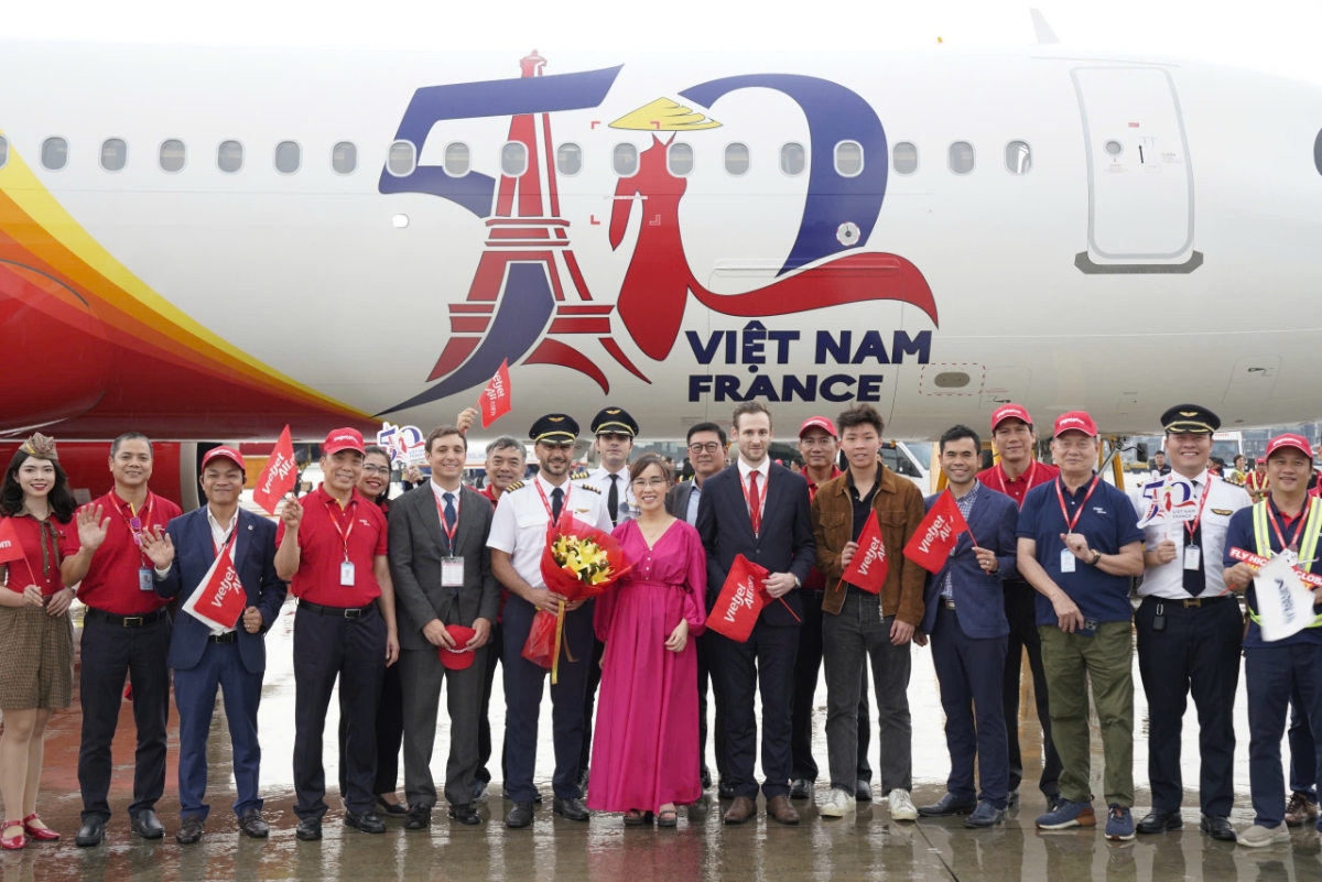 Vietjet đón tàu bay A321 mang hình ảnh biểu tượng kỷ niệm 50 năm quan hệ ngoại giao Việt Nam - Pháp tại sân bay Tân Sơn Nhất. Ảnh: T.L.