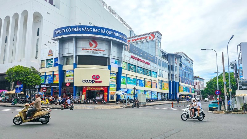 Nhà đất tại số 01, đường Hoàng Việt, quận Tân Bình, TP.HCM đã xảy ra tranh chấp trước đây khi cho công ty Phan Khang thuê làm khu mua sắm điện máy.