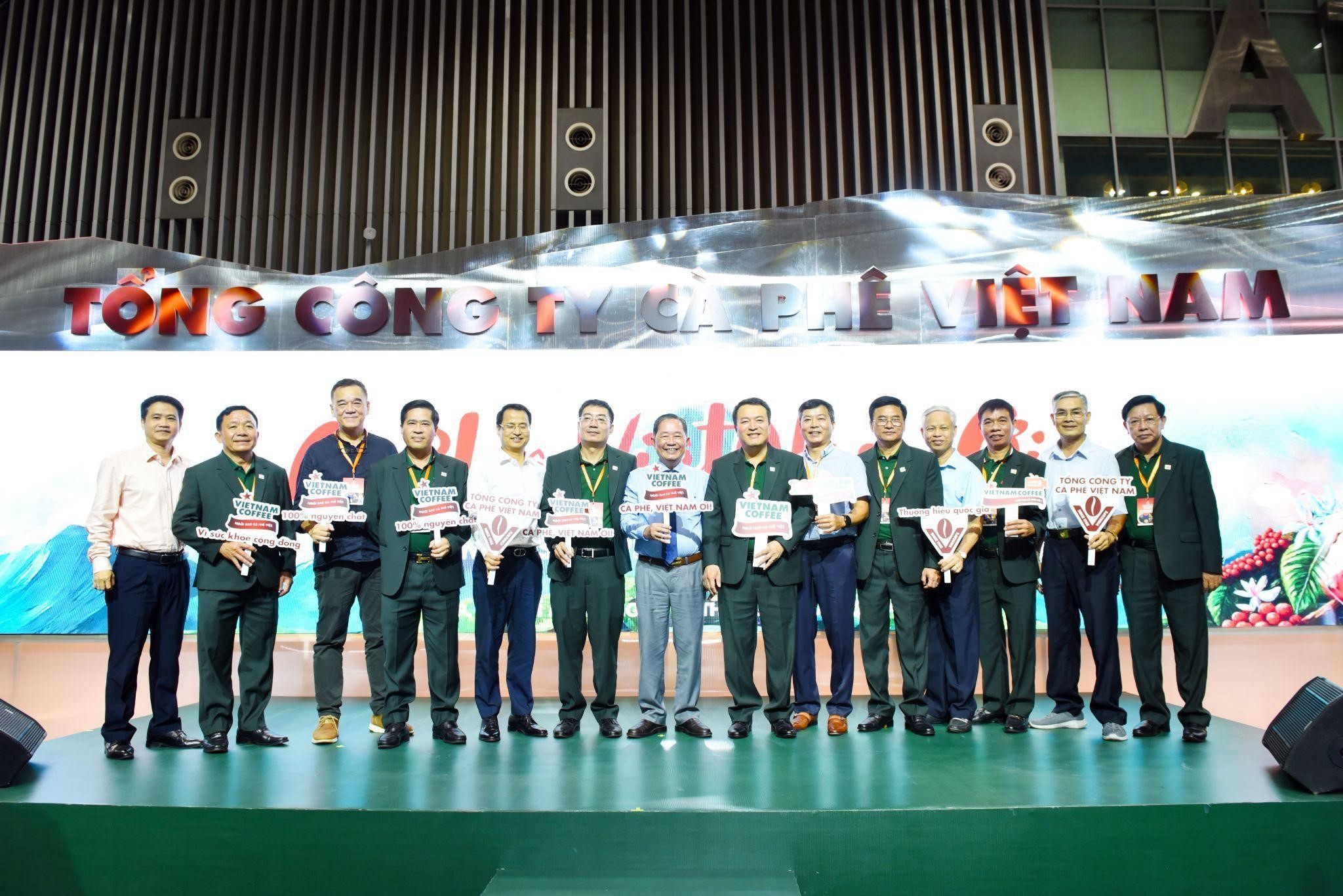 Đại diện thương hiệu chụp ảnh kỷ niệm sau sự kiện ra mắt thành công.