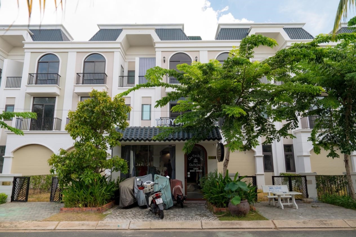 Cư d&acirc;n đang sinh sống v&agrave; kinh doanh thời trang tại khu đ&ocirc; thị La Villa Green City. Ảnh: Trần Anh Group.
