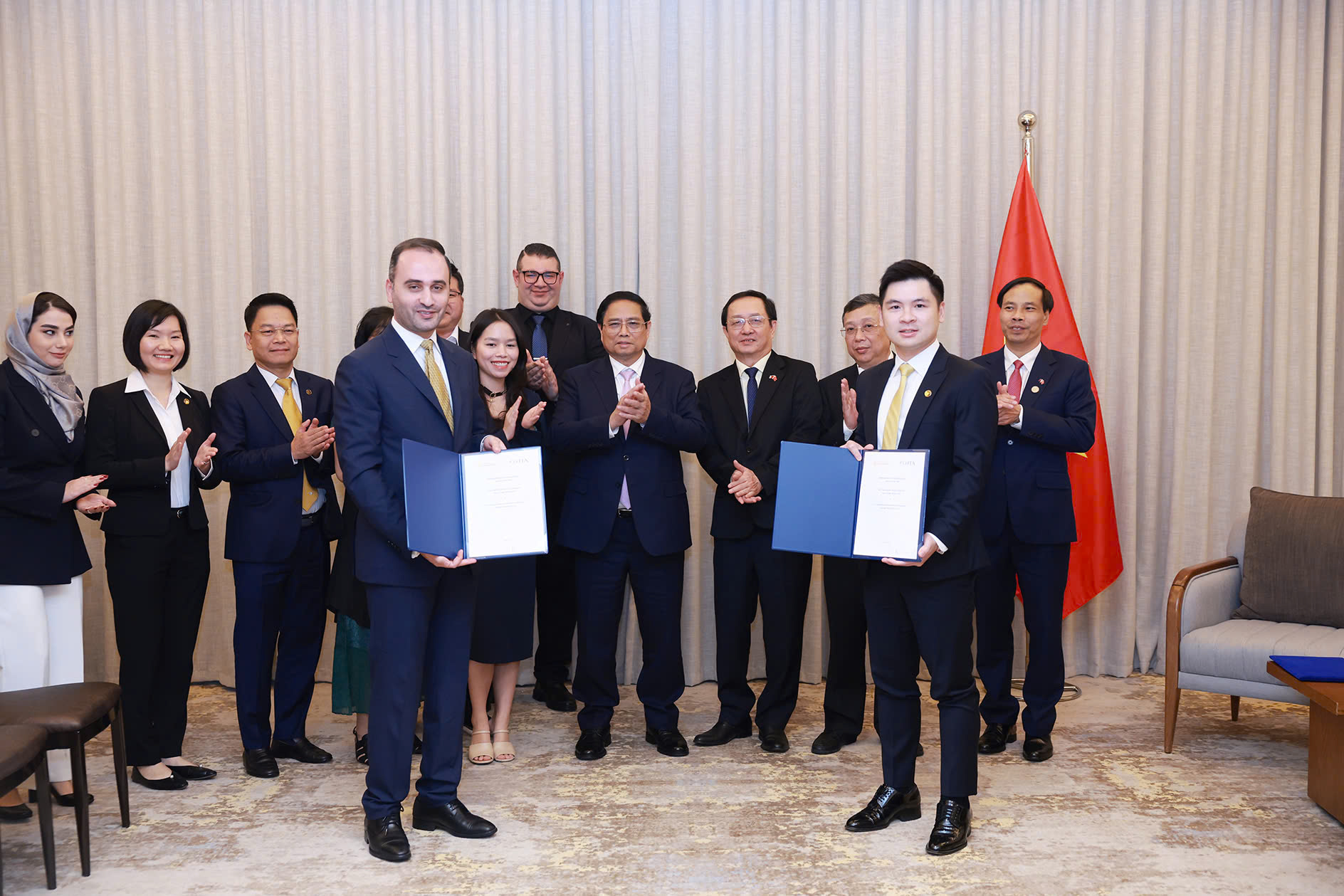 Ông Đỗ Vinh Quang, Phó Chủ tịch HĐQT T&T Group (bên phải) và ông Amir Ali Salemi, Giám đốc điều hành Tập đoàn JTA trao biên bản ghi nhớ hợp tác (Ảnh: Nhật Bắc).