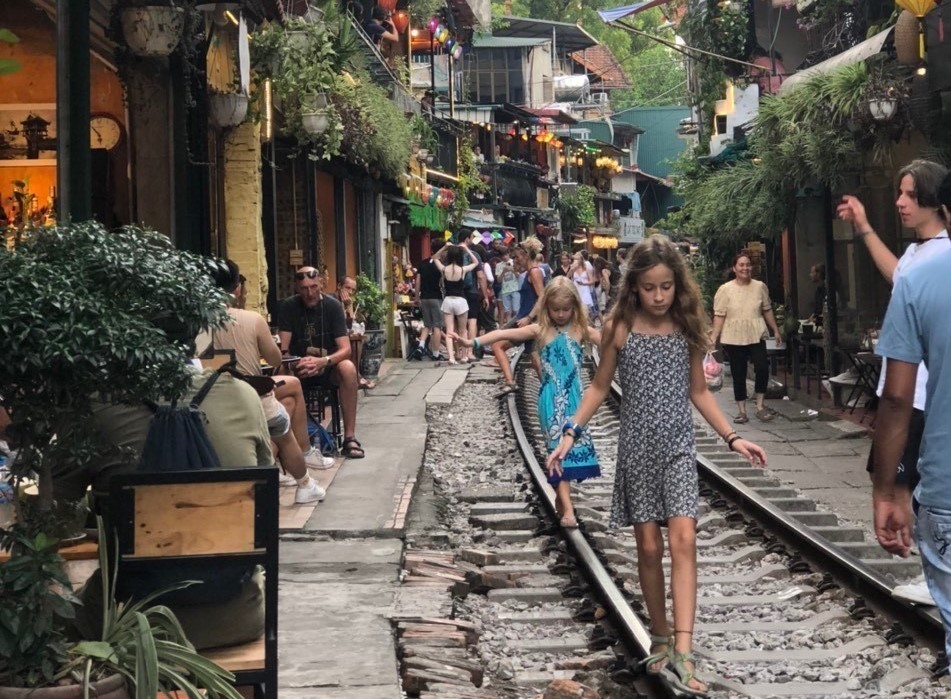 Nhiều du khách trải nghiệm nước ngoài tới phố đường tàu tại Hà Nội để checkin