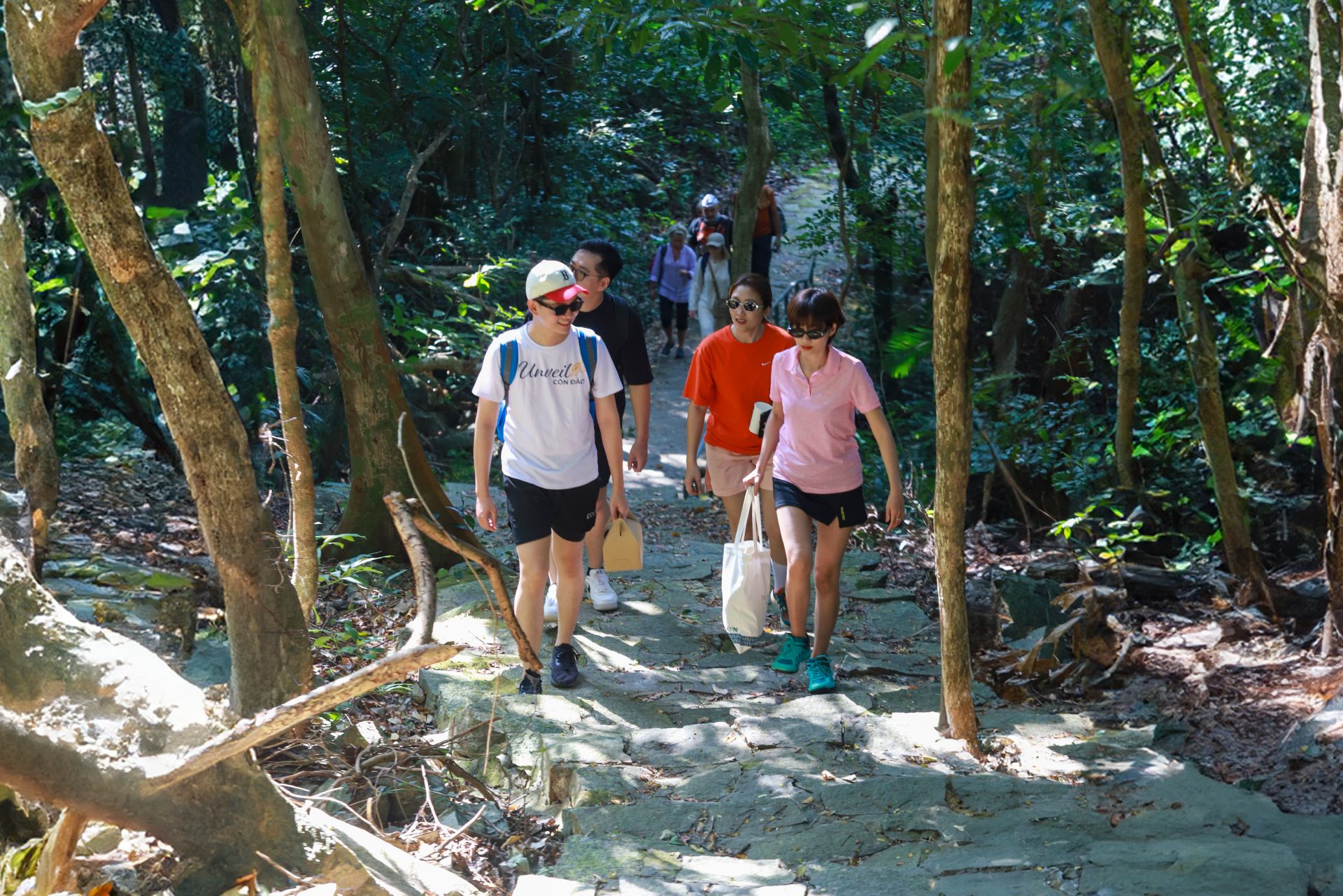 Hiện 2 tour trekking xuyên rừng nổi tiếng nhất tại Côn Đảo là Sở Rẫy và Thánh Giá.