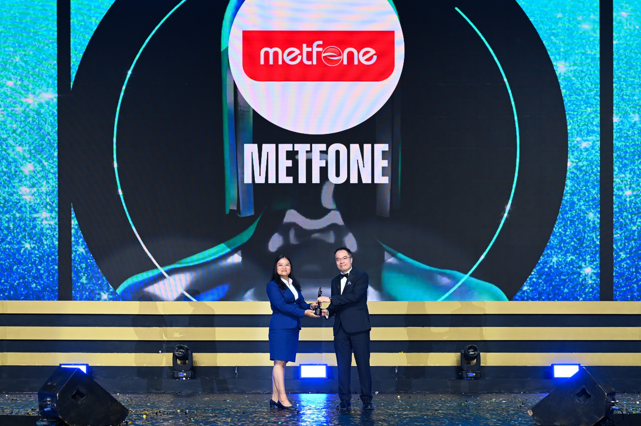 Đại diện Metfone tại Lễ trao giải HR Asia.