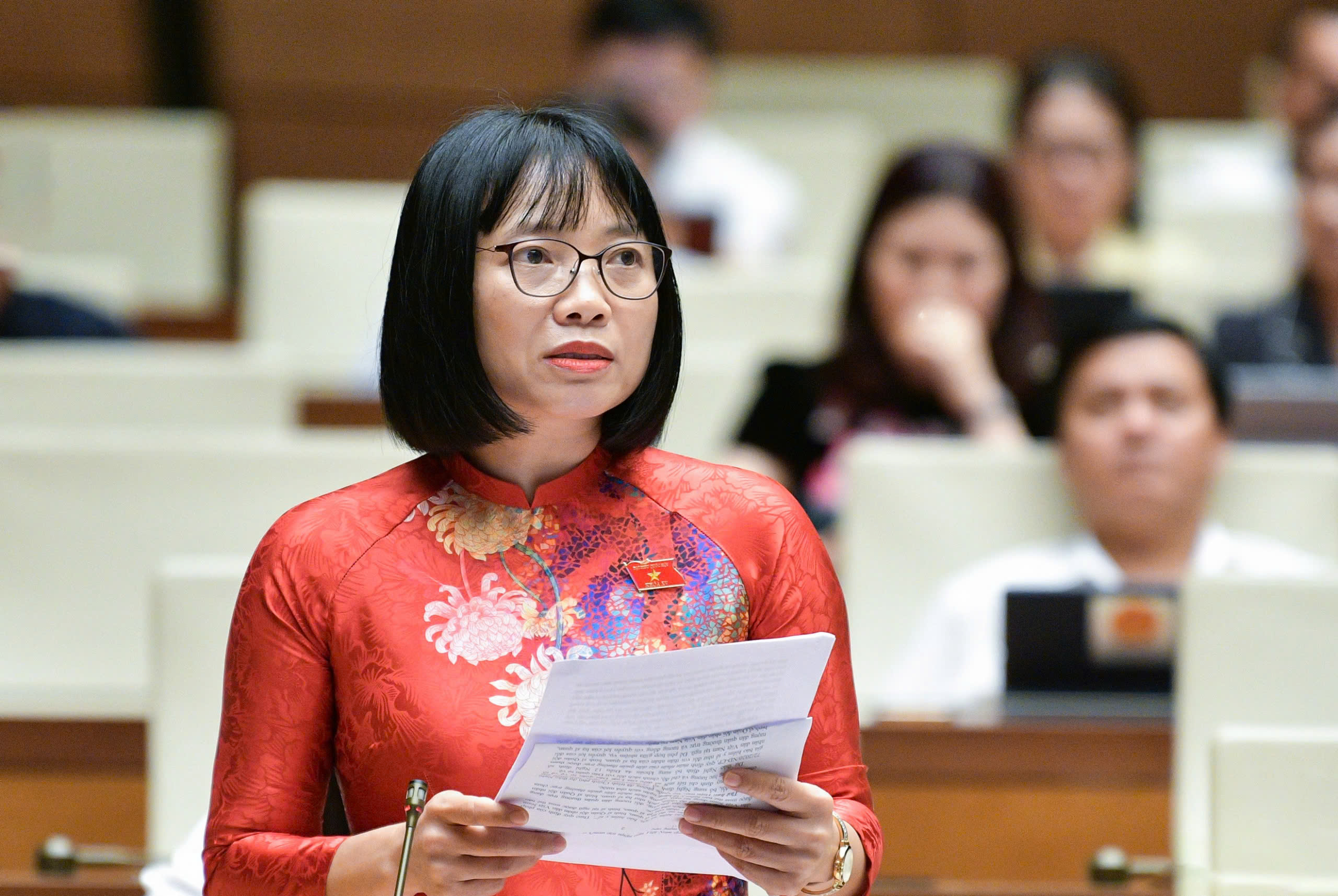 Đại biểu Nguyễn Thị Việt Nga, đoàn Hải Dương, đề nghị bổ sung chế độ bảo hiểm y tế đối với thân nhân của lực lượng vũ trang