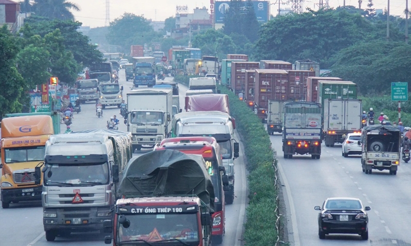 Quốc lộ 5 quá tải, thường xuyên ùn tắc
