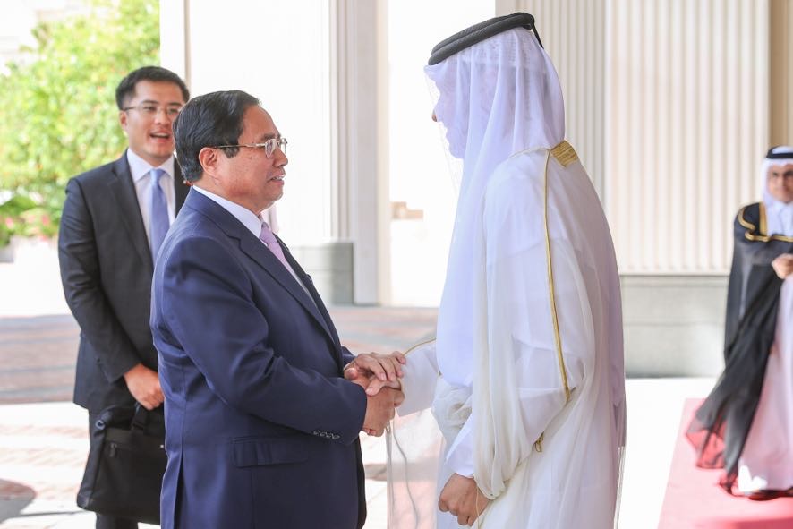 Thủ tướng Nhà nước Qatar Sheikh Mohammed bin Abdulrahman bin Jasim Al-Thani đón Thủ tướng Phạm Minh Chính - Ảnh: VGP